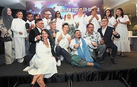 Husin yang telah bekerja di singapura membuat keputusan untuk pulang ke kampung halamannya dia memberitahu penduduk di kedai kopi pak munawer bahawa mak limah mungkin adalah hantu. Andy Lau In High Spirits At Hantu Kak Limah Success Party The Star