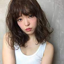 大人女性を可愛く見せる ふんわりミディアムスタイルでモテヘアを作ろう folk 黒髪 セミロング モテ ヘア ヘアスタイル