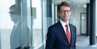 Fordern sie noch heute informationen über firmenkreditkarten an und finden sie heraus, welche vorteile die deutsche bank corporate card von american express ihrem unternehmen und ihren mitarbeitern bieten kann. Berthold Furst Diskussionen Haben Spuren Hinterlassen Finance Magazin