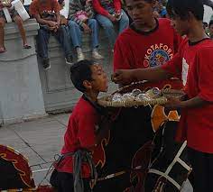 Tarian ini berasal dari ponorogo. Kuda Lumping Wikiwand