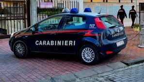Un uomo passeggia sul lungo mare e all'improvviso sente le grida. Cosenza Uomo Si Da Fuoco Davanti Alla Caserma Dei Carabinieri E Grave Il Folle Gesto Compiuto In Solitaria