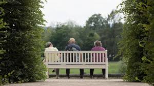 Someone has left a bag on the bench. Besonders Im Osten Rente Mit 63 Weiter Beliebt Zdfheute
