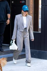 Ever since hailey bieber — previously known as baldwin — rose to fame in 2014 alongside kendall jenner and the hadid sisters, the model has been a staple in the industry. Hailey Bieber Nails Summer Suiting In A Gray Tailored Ensemble
