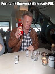 Borewicza trudno nie lubić, trudno go nie wspierać w ściganiu nielegalnych importerów krempliny. Porucznik Borewicz Podczas Tajnej Misji W Zatoce Sztuki W Sopocie Rozwiazal Kolejna Tajemnice Okazuje Sie Ze Oranzada Prl Krz Beer Mug Glassware Beer Glasses