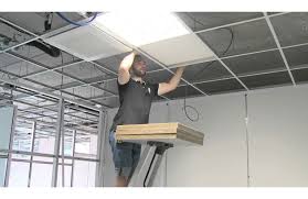 La pose d'un faux plafond tendu requiert des compétences particulières et il existe des entreprises dont c'est la spécialité. Le Faux Plafond Demontable