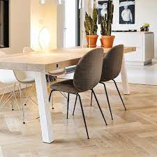 gubi beetle stoelen aan een stoere boomstam of balkentafel dat hout op hout prima kan bewijst deze massief houten tafel eikenhout houten tafel thuisdecoratie