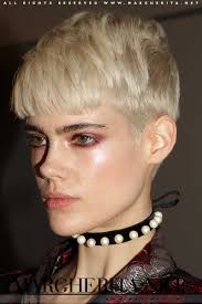 Anche i tagli corti possono essere resi voluminosi alternando lunghezze diverse e, rifinendo poi . Un Cambio Di Testa Taglio Di Capelli Corto E Biondo Platino Per Taja Feistner Adversus