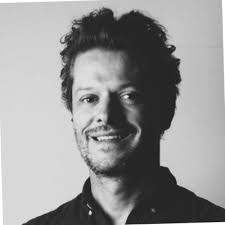 Le professeur Robert LAFON évoque l'étrange étymologie de ce mot : «…