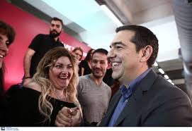 Οι κύριοι πρέπει να φορούν κοστούμι ή σακάκι και παντελόνι, πουκάμισο και γραβάτα ή μαντήλι καθώς και παπούτσια με κάλτσες αναφέρει το πρωτόκολλο. O Tsipras Se Periodeia Sth Laikh Nikaia Ebgale To Sakaki Ton Koitazan Me Latreia Eikones Politikh Iefimerida Gr