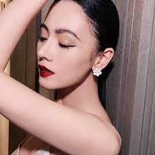 Boucles d'oreilles fleur en émail élégant