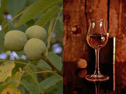 Lavate bene le noci verdi e asciugatele poi con l'aiuto di un coltello tagliate le noci in quattro parti.versate le noci all'interno di un vaso di vetro, aggiungete la stecca di cannella, la scorza del limone e i chiodi di garofano. Nocino Fatto In Casa Ricetta Naturopataonline