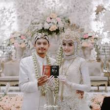 Mimpi melihat orang menikah memiliki makna positif, salah satunya yaitu berkaitan dengan keberuntungan. Arti Mimpi Menikah Menurut Islam Yang Jarang Diketahui Blog Elevenia