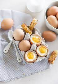 Oeuf A La Coque En Trompe L Oeil Y A Pas Que Les Frites Dans La Vie Recette Recette Tromperie Recette Dessert