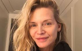 Aos 61 anos, Michelle Pfeiffer surpreende fãs com foto sem maquiagem e  recebe elogios: "linda!"