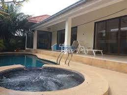 Adare pool villas 1 is located in jomtien beach, 7 km from pattaya elephant village, and offers a private swimming pool. Adare Garden 2