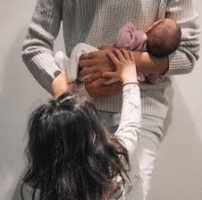 Alma e luna bova, sono le due figlie di raoul e rocio munoz morales: Raoul Bova E Rocio Munoz Morales Selfie E Coccole Alle Figlie Luna E Alma Sbircia Le Loro Foto Private Gossip