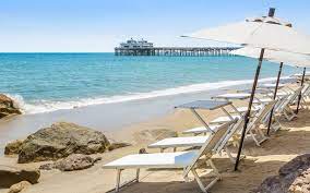 The pizza restaurant offers a warm ambiance for dining with local cuisine. Malibu Beach Inn Malibu Vereinigte Staaten The Leading Hotels Of The World