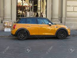 2 4 cylinder engine, fuel. Florenz Italien Ca Juli 2016 Gelb Orange Mini Cooper Auto Geparkt Auf Einer Strasse Des Stadtzentrums Lizenzfreie Fotos Bilder Und Stock Fotografie Image 61817936