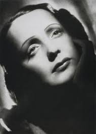 Douglas Davis. Edith Piaf.