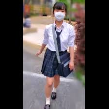 無修正エロシロウト動画】スマホ撮影！Ｊ系制服姿黒髪シロウト女子をハメ撮り！パイパンお○んこ丸見えに興奮！最後は腹射！合法ロリ◎制服似合いすぎ◎縦画面◎  - 【エロライブチャットマスターの無料Ｈ動画４】