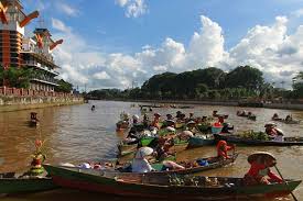 Kalimantan selatan yang terkenal dengan obyek wisata alam berupa laut, pantai, danau, dan gunung selalu ramai dikunjungi oleh para wisatawan. Bandara Syamsudin Noor Kalimantan Selatan Siap Diresmikan Desember Ini