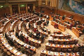 U engleskoj ( od 1215 ) kraljevo savjetodavno tijelo sastavljeno od magnata , kasnije i od predstavnika gradova i pokrajina b. Parlament Klexikon Das Kinderlexikon