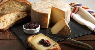Fromage De Brebis Ardi Gasna En Basque Et Confiture De Cerises Noires Fromage Basque Gastronomie Alimentation
