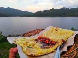 Kamu bisa berfoto di tempat yang instagramable ini sembari menikmati udara yang sejuk dan pamandangan alam yang indah. Menikmati Mendoan Super Besar Dan Lezat Di Tepian Waduk Sempor Kebumen