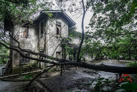 Signal hill observatory platform is a pair of watchtowers situated on a hill overlooking kk city at east, accesible by road from padang merdeka or steps from australia place opposite gaya street. Old Mansion On Signal Hill Borneo Phenomenon Research Facebook