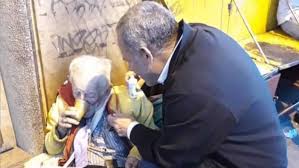 Fray ñero aclara que a las calles no se llega solamente por las drogas, la misma estructura social entre las más de dos mil personas las que asiste fray ñero regularmente también hay amas de casa. Cgypf6wkz4wwfm