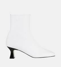 Difficile de passer à côté de cette énorme. Bottines Blanches Un Large Choix De Chaussures Femme Galeries Lafayette