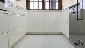 Dentro de la cultura de un territorio la forma en la que se alimentan sus habitantes es uno de los una batería de cocina es el conjunto de los utensilios necesarios para cocinar, que suelen ser de cobre, aluminio, hierro o acero. Cocina Blanca En Forma De U Cocinas Suarco Fabrica Y Diseno De Cocinas