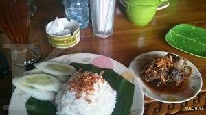 The most popular variant in all three countries is a salad composed of a mixture of sliced fruit and vegetables served with a spicy palm sugar dressing. Pedas Nasi Bebek Madura Yang Menyetrum Lidah