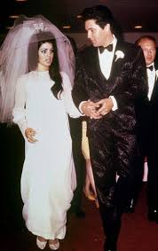 Elvis Presley And Priscilla Beaulieu 1st May 1967 Priscilla Wore A Floor Length Wedding Gown Old Hollywood Wedding Priscilla Presley Wedding Hollywood Wedding