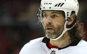 Jaromir jagr, who is almost 50 years old, is an absolute unit, should come back to the nhl as an enforcer we'd never say never, but it feels safe to declare that jaromir jagr's nhl career is. Jaromir Jagr Mit 48 Jahren Vor Wechsel Zu Sparta Prag