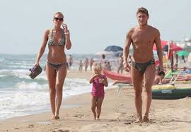 Sprizza gioia da tutti i pori ilary blai annunciando la sua terza gravidanza. Ilary Blasi E Incinta Lei E Francesco Totti Aspettano Il Terzo Figlio Mamme Moda Bambini Famiglia E Gossip Bimbochic