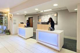 A 70 unit, 3 story interior corridor hotel located just off of interstate 80 in the city of berkeley, the holiday inn express offers an ideal. Front Desk Picture Of Holiday Inn Express Hotel Suites Oakland Tripadvisor