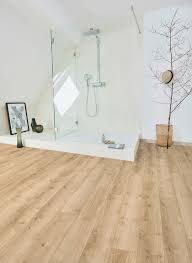 Feuchtraumgeeigneter Und Umweltbewusster Designboden Bodenbeag Designboden Design Disano Helle Badezimmer Badezimmer Innenausstattung Badezimmer Holzboden
