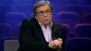 Profesor sztuk teatralnych, doktor honoris causa łódzkiej szkoły filmowej, uznawany za jednego z najwybitniejszych polskich aktorów, pedagog i fotograf. Janusz Gajos W Faktach Po Faktach