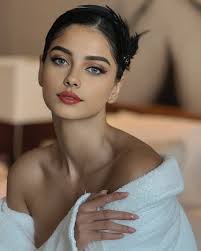 Luna Moretti (@LunaMoretti05)