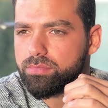 في ناس بينزل من عيونا دموع .... انا بينزل من عيوني ناس !!!