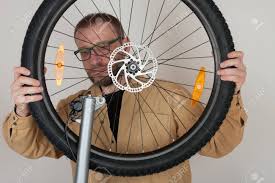 Frein à disque vtt magura mt5 noir sans disque. Homme Barbu Met La Roue Avant Avec Frein A Disque Hydraulique Sur Le Velo Vtt Banque D Images Et Photos Libres De Droits Image 77732144