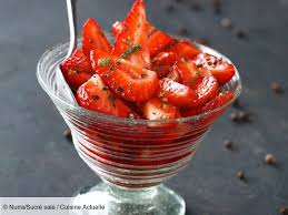 Salade De Fraises Poivrees Recettes Recette En 2020 Salade De Fraises Recette Salade Salade Fraise