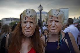 Veintiséis personas fueron detenidas en londres en el marco del partido en la eurocopa que se jugaba entre inglaterra y escocia en wembley, así lo anuncio la policía metropolitana de la capital británica. Miles De Personas Protestan En Glasgow Ante La Llegada De Trump A Escocia Yucatan En Corto
