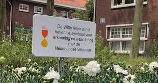 De witte anjer heeft echter een diepere, historische betekenis. Het Nationaal Comite Veteranendag Benoemt Drie Witte Anjer Perkje Ambassadeurs Nederlandse Veteranendag