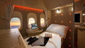 Emirates first class is famous for the airbus a380 shower, and the private suite that converts into a fully hotel worthy bed. Ausprobiert Emirates Boeing 777 300er First Class Frankfurt Dubai Business Traveller