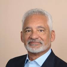 Tom Sisk's Instagram, Twitter & Facebook