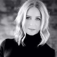 Monique Charette's Instagram, Twitter & Facebook