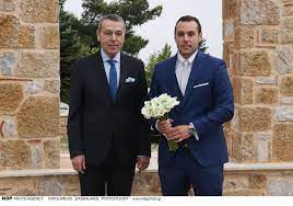 Στο εκκλησάκι της αγίας τριάδος στην ιπποκράτειο πολιτεία, το απόγευμα της παρασκευής 16 ιουνίου, τελέστηκε ο γάμος του. Aimilios Liatsos Me Th Syzygo Toy Sto Gamo Toy Gioy Toys Basilh Bovary