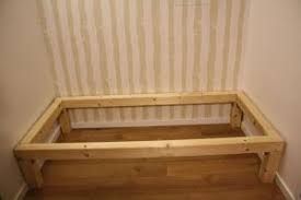 Diy Hausbett Fur Kinder Wie Du Ein Gemutliches Kojenbett Selber Nische Bett Selber Bauen Bett Ideen Bett Selber Bauen Kojenbett Kinder Bett